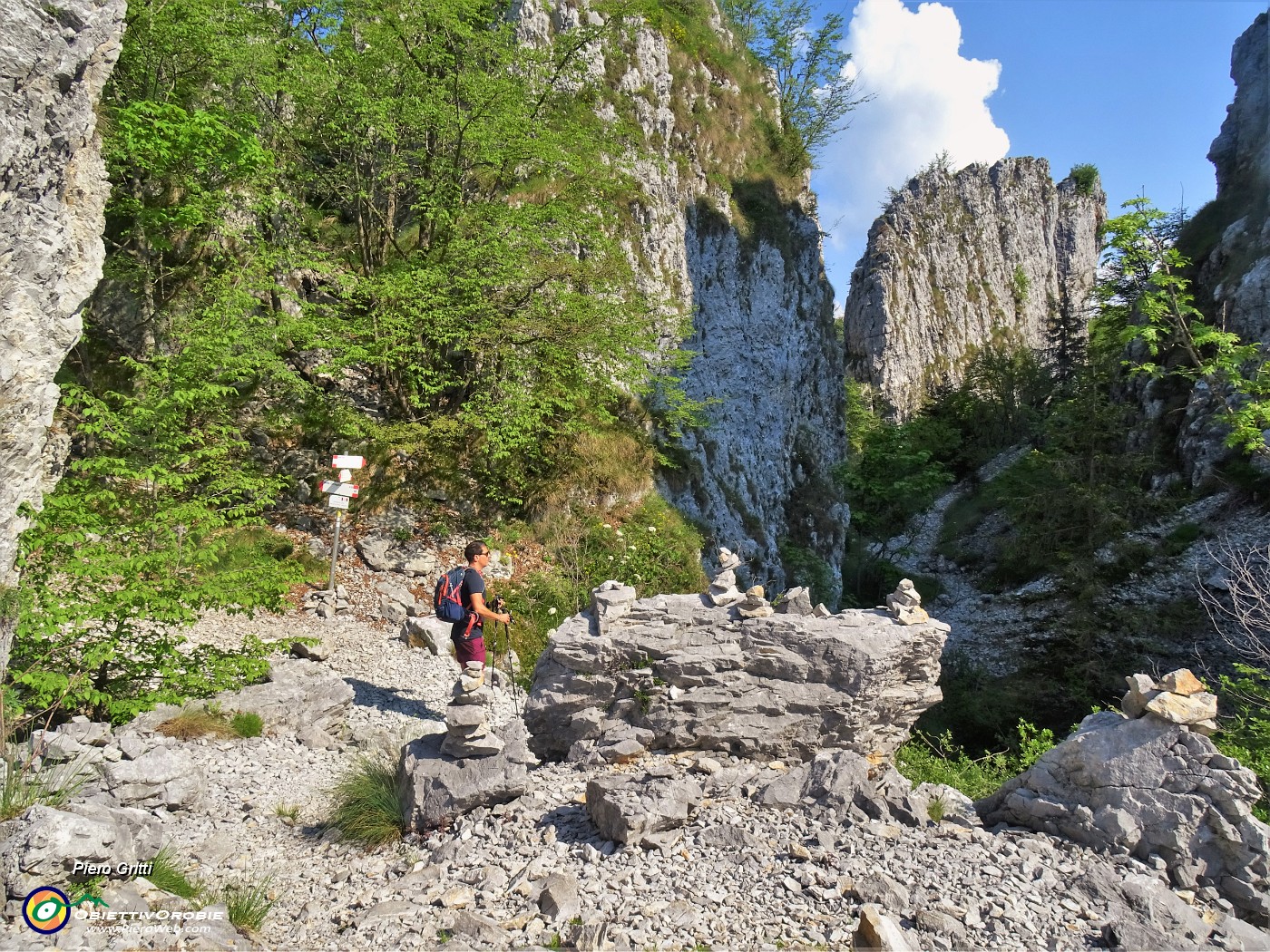 29 Passiamo nel 'labirinto' tra roccioni, guglie, torrioni.JPG